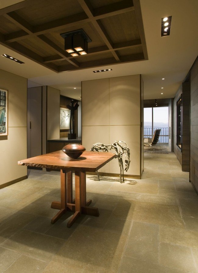 kazetový strop chodba konzola stôl sklupturen