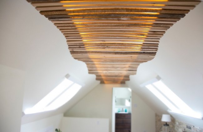 dizajn stropu spálne drevené lamely osvetlenie zvlnené