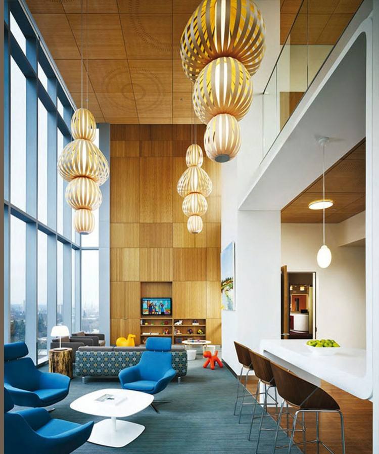 Závesný drevený strop podkrovie-byt-obývačka-modrý nábytok