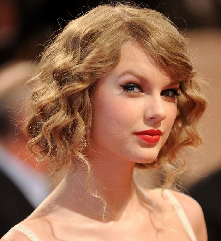 Účes na ples - falošný bob vzhľad Prom účes-Bob-Taylor-Swift-vlasy