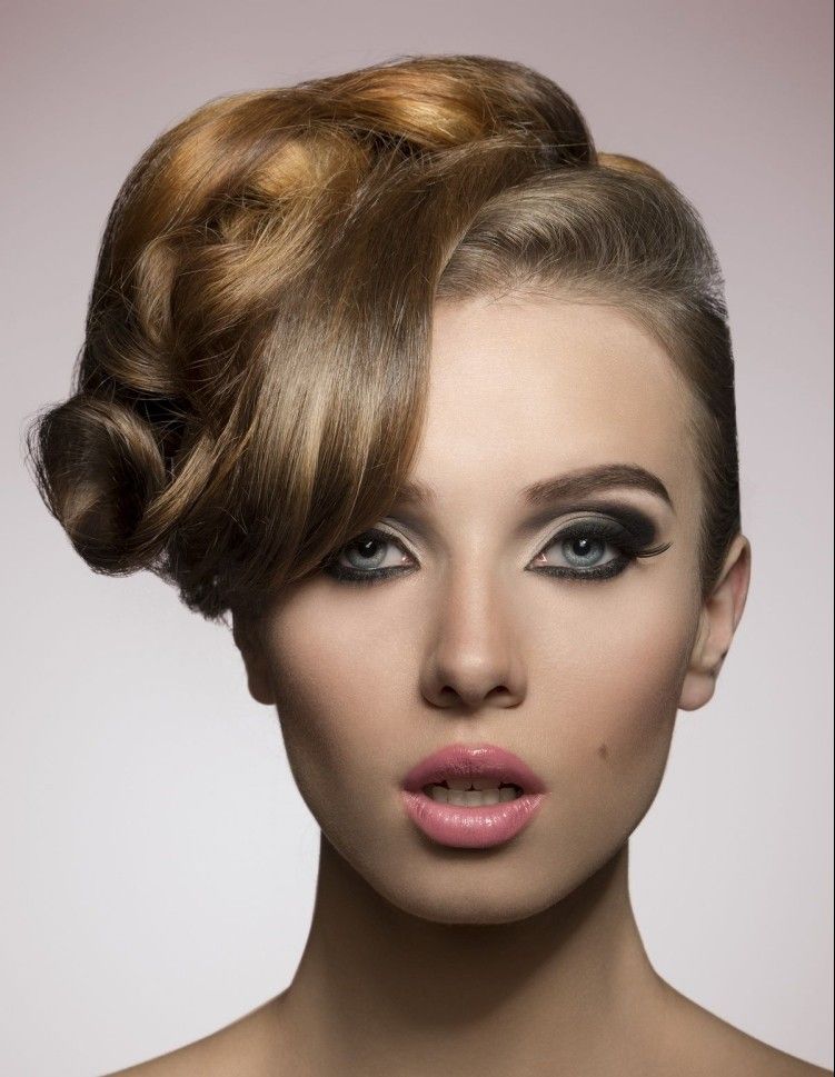 Updo s bočnou vlnou a zodpovedajúcim mejkapom abibal-účesy-disco-bokom-vlny-hore-pripnuté-líčenie-krásne
