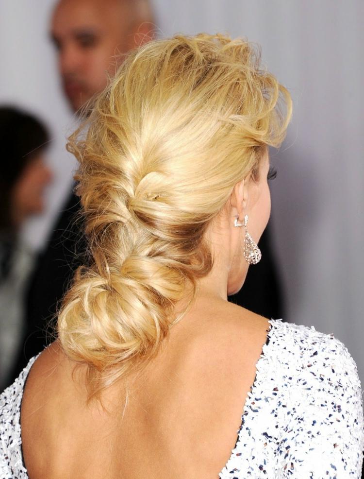 Účesy na ples - Pekný cop, ktorý končí drdolom vrkoč nápad dámy účes blond ležérne elegantné šaty s výstrihom