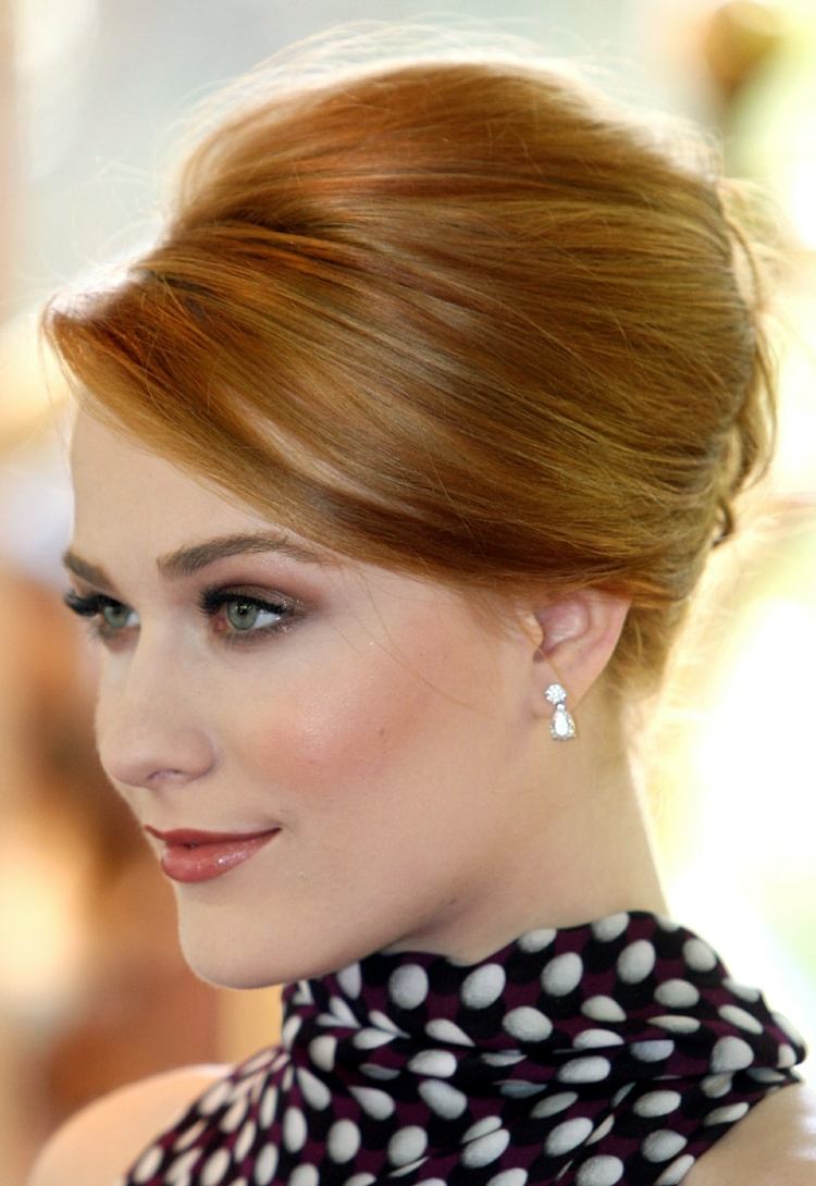 Vyberte si ako plesový účes klasické updo elegantný updo bočné deliace náušnice perlový make -up