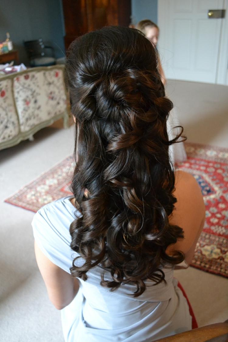 Pootvorené účesy s takými kučerami sú veľmi obľúbené vlasy napoly otvorené účes kučery pin up ples styling