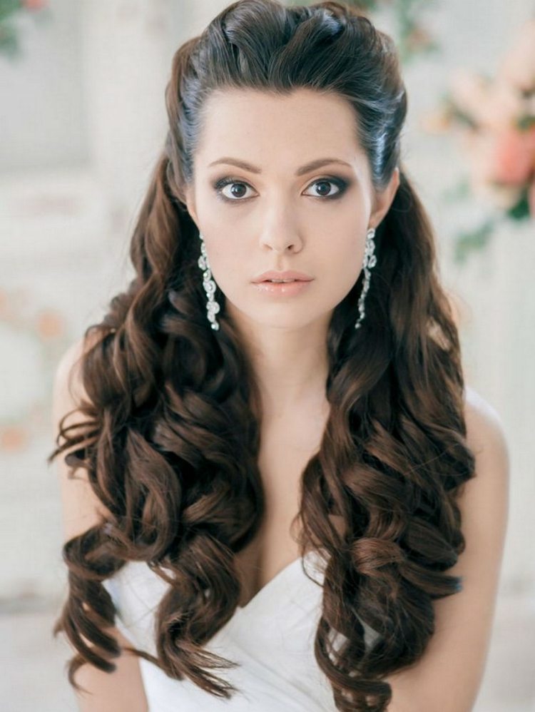 Elegantný plesový účes s peknými kučerami kučery napoly otvorené účesy náušnice dámy styling nápad