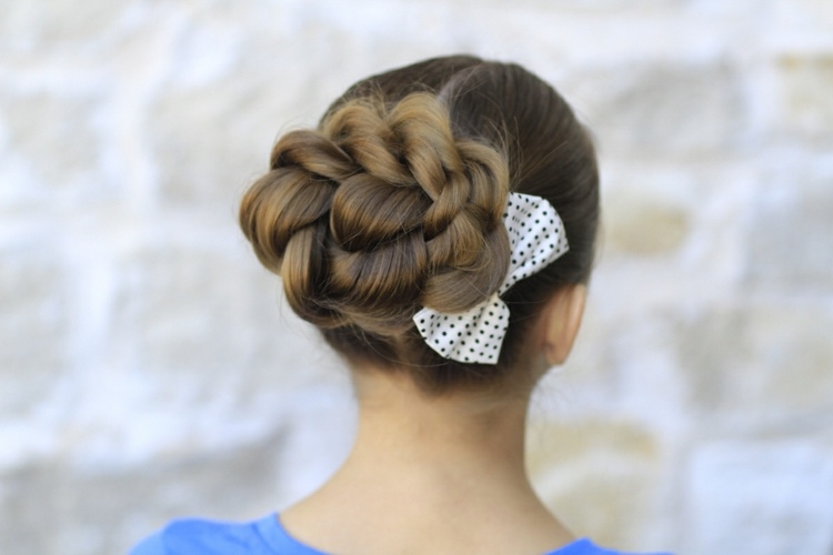 Zaujímavý účes z drdolu vyrobený z copu s mašličkou ako doplnok inšpirácia hairstyling plesový drdol vrkočový doplnok