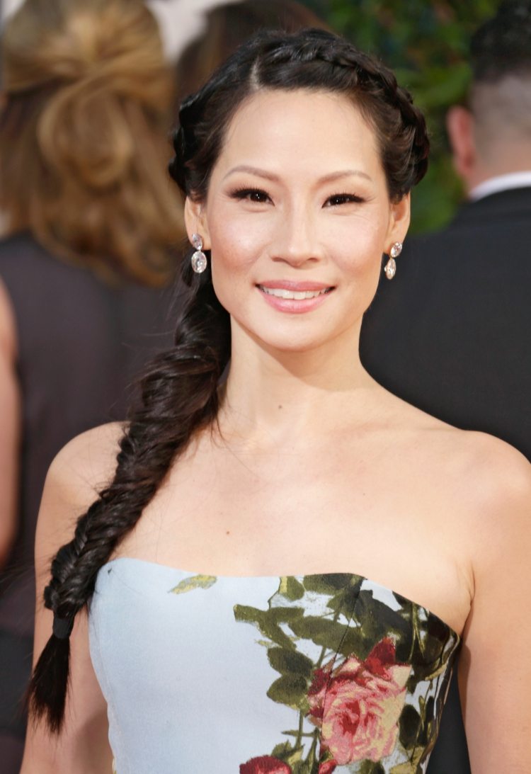 Plesový styling z bočného vrkoča z rybej kosti a zapletaného venca cez čelo sieťovaný vrkoč nápad ples pletací veniec lucy liu