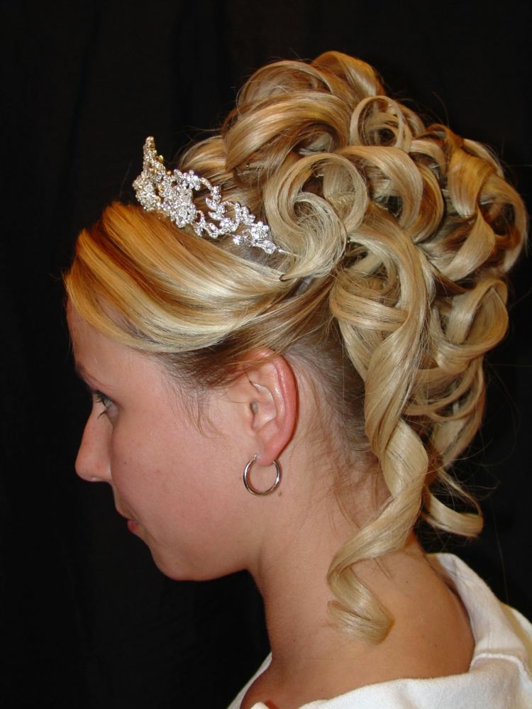 Prom updo z kudrliniek a ovisnutých prameňov diadém doplnok ples účesy kučery updo