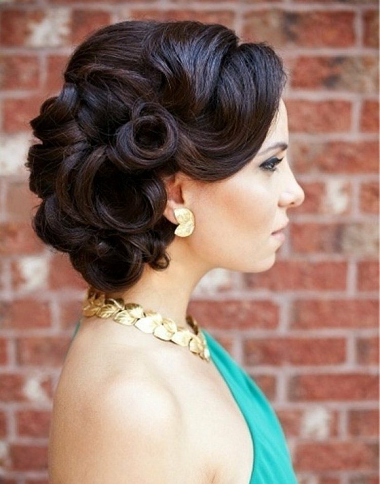 Nápad na styling - Promyslite updo s elegantným vzhľadom elegantné plesové účesy kučery updo šaty ohlávka