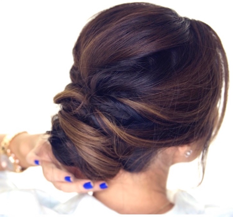 Urobte si updo sami s veľkým objemom Prom-účesy-urob si sám-návod-updo-princezná-straehnen