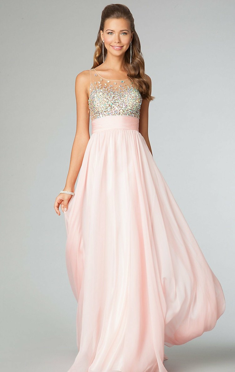 plesové šaty výšivka ružovej farby poprsie polootvorené vlasy