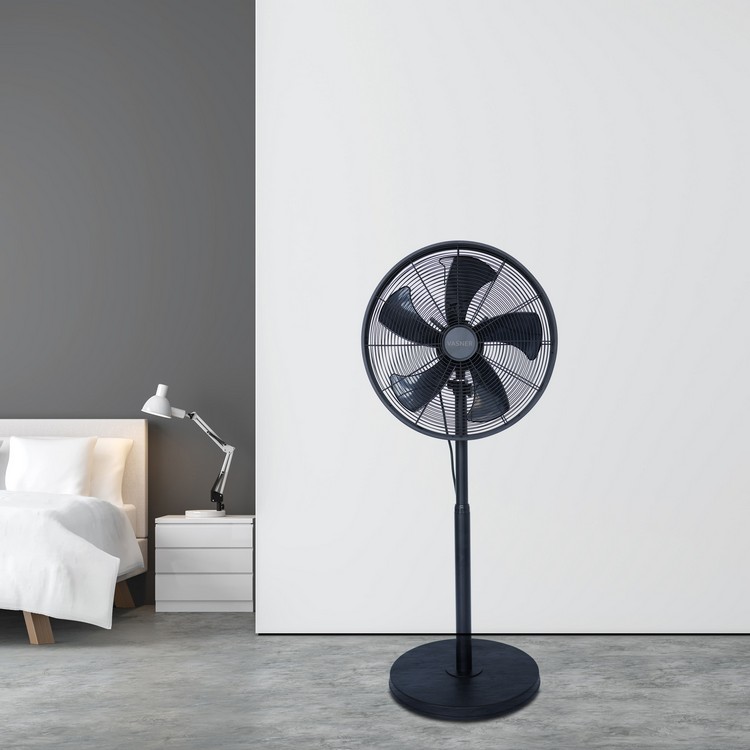 Stojací ventilátor od Vasner v čiernej farbe ponúka chladenie v horúcich letných dňoch