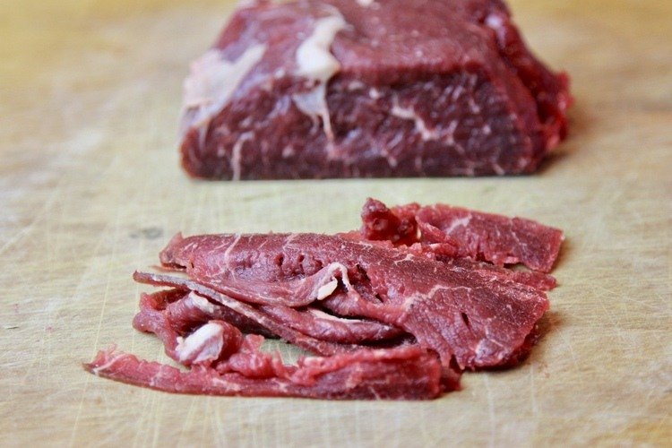 Hovädzí steak zo sviečkovice nakrájajte na tenké prúžky