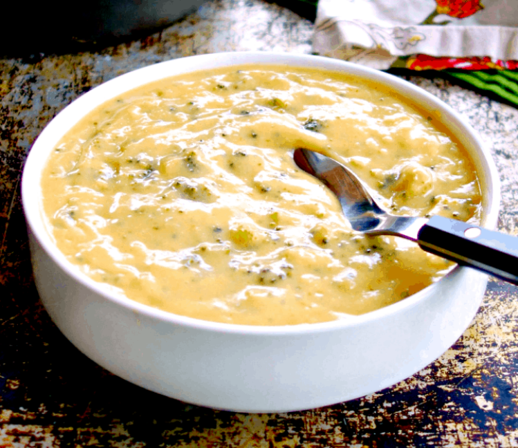 vegánska brokolicová polievka bohatá na bielkoviny