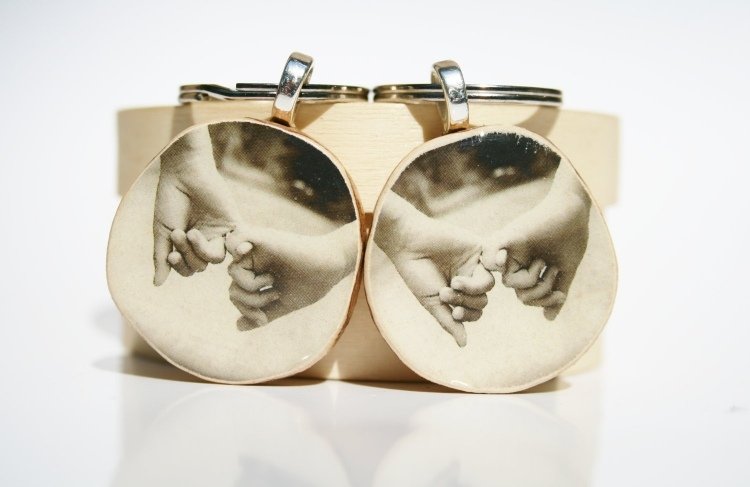 lúčenie-darčeky-priatelia-kľúčenky-dva-z-druhu-čierno-biele-ruky