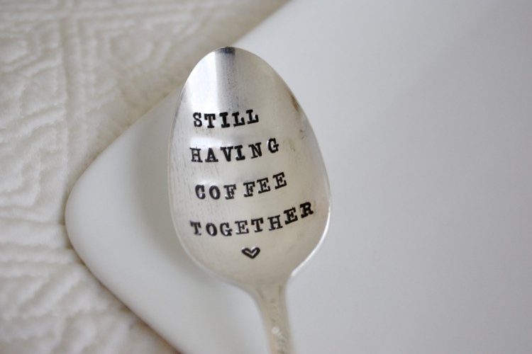 Rozlúčkové darčeky-priatelia-kávové lyžičky-označené-roztomilé-pitie-kávy-spolu