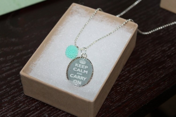 lúčenie-darčeky-priatelia-ženy-nápad-reťazec-zachovať pokoj