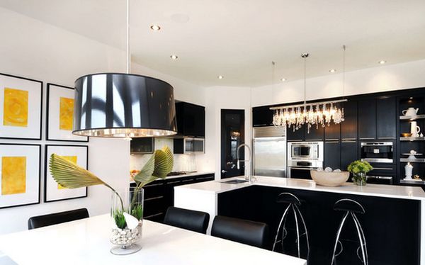 Čierne a biele kuchynské lesklé predné časti Žlté akcentové závesné svetlo Krištáľové závesné svetlo Kuchynské fronty s vysokým leskom moderné žlté akcentové závesné svetlo krištáľové závesné svetlo