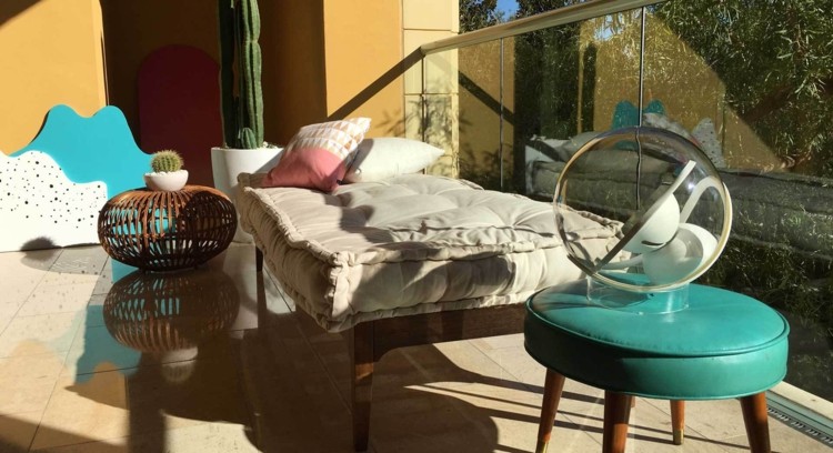 Príslušenstvo Lucy je napájané solárnou energiou príslušenstvo-plochá pohovka-taburet-tyrkysová-lucy-odrážať