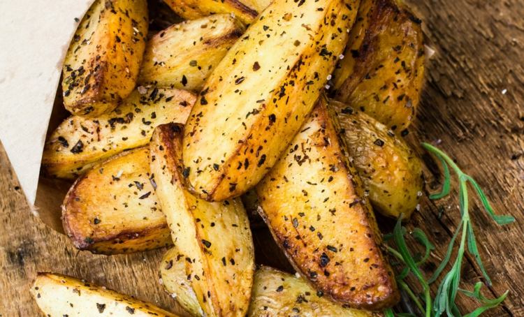 praktické recepty zemiaky-rozmarínové tyčinky-korenené-bylinky-stôl-balík-papier-soľ-korenie-tymian