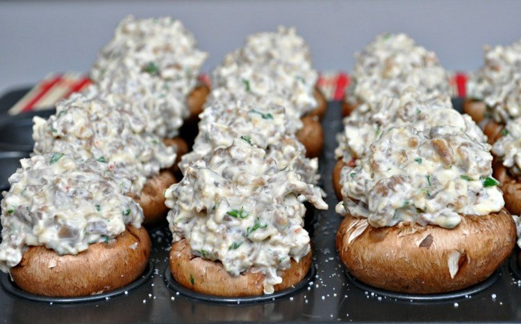 aktifické recepty šampiňóny-hnedé-plnené-smotanové syry-bylinky-čerstvé-zelená-šunka-na kocky-surové