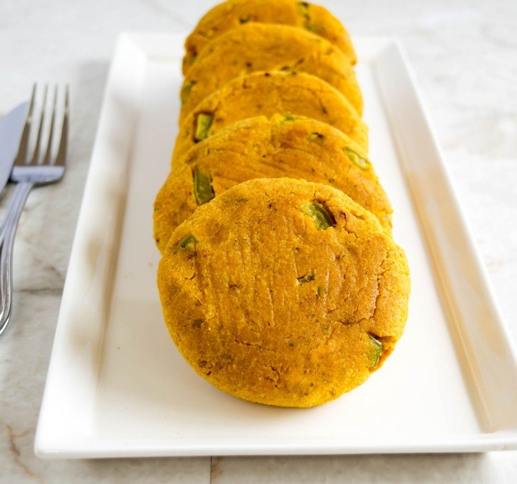 aktifry-recepty-tekvicové-pufre-smotanový syr-bylinky-petržlenová vňať-paprika-rez-okrúhly-plochý-tanier-vidlička