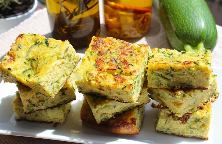 aktifry-recepty-kastról-cuketa-feta-pečené-nakrájané-kúsky-naskladané-taniere-zeleninovo-murárske dózy