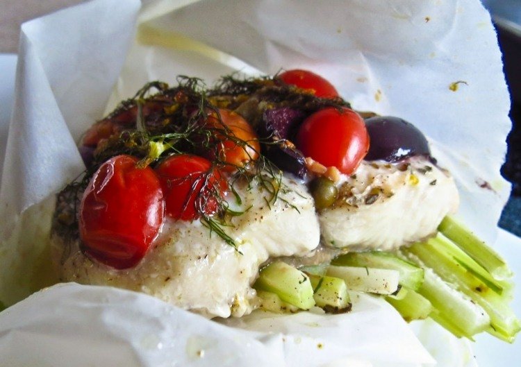 aktifry-recepty-papier na pečenie-balíčky-cuketa-olej-čerešňa-paradajka-kôpor-ryba-filé-pečené