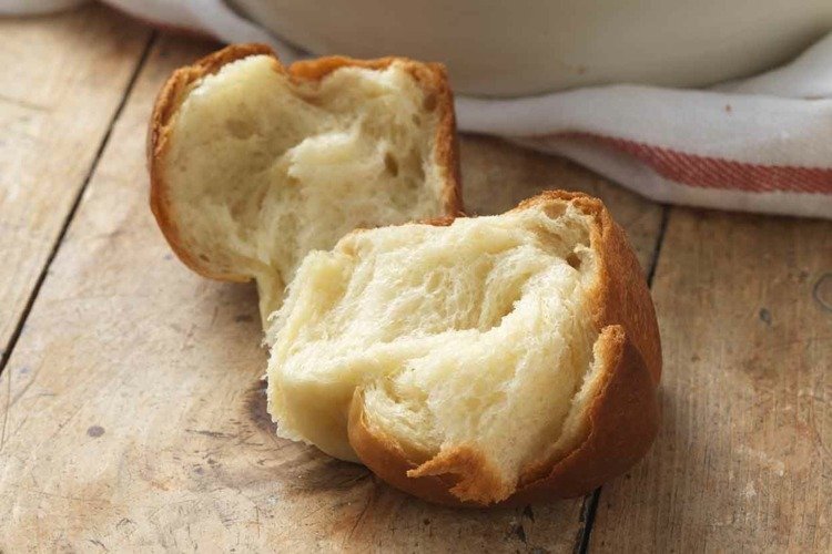 aktifry-recepty-rožky-pečené-mäkké-malé-párty-občerstvenie-raňajky-kuchynské utierky-biela-červená-stôl-drevo