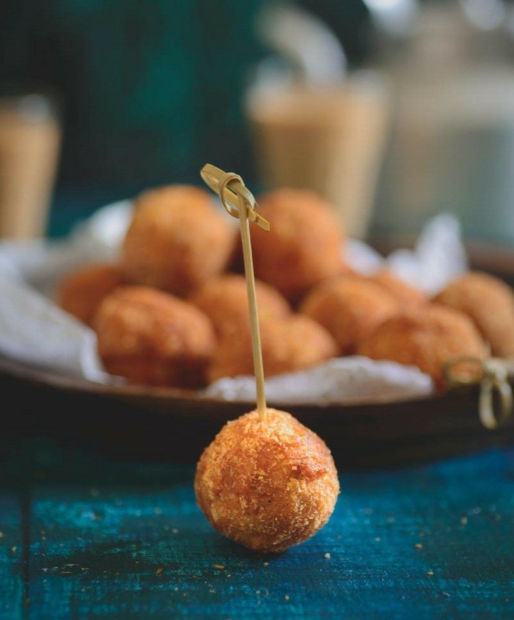 actifry-recepty-ricotta-gule-snacky-paličky-tanier-obrus-modrá-malé-okrúhle-chlebové posýpky