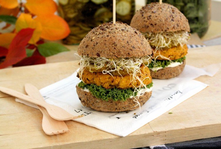 aktifry recepty hamburger-tekvica-palacinky-zeleninovo-listový šalát-vidlička-doštička-omáčka-celozrnné závitky