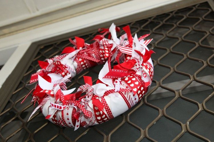 Tinker adventné a vianočné ozdoby-veniec-polystyrén-prázdne-bielo-červené-stuhy