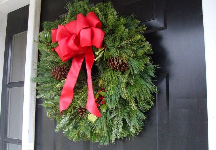 Tinker adventné a vianočné ozdoby veniec-jedľa-zelené-šišky-červená-stuha