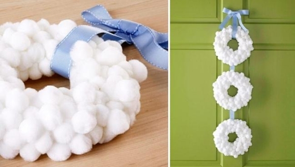 Adventné tipy na dekoráciu biely snehový fusak pom-pom guličkový veniec-na zavesenie