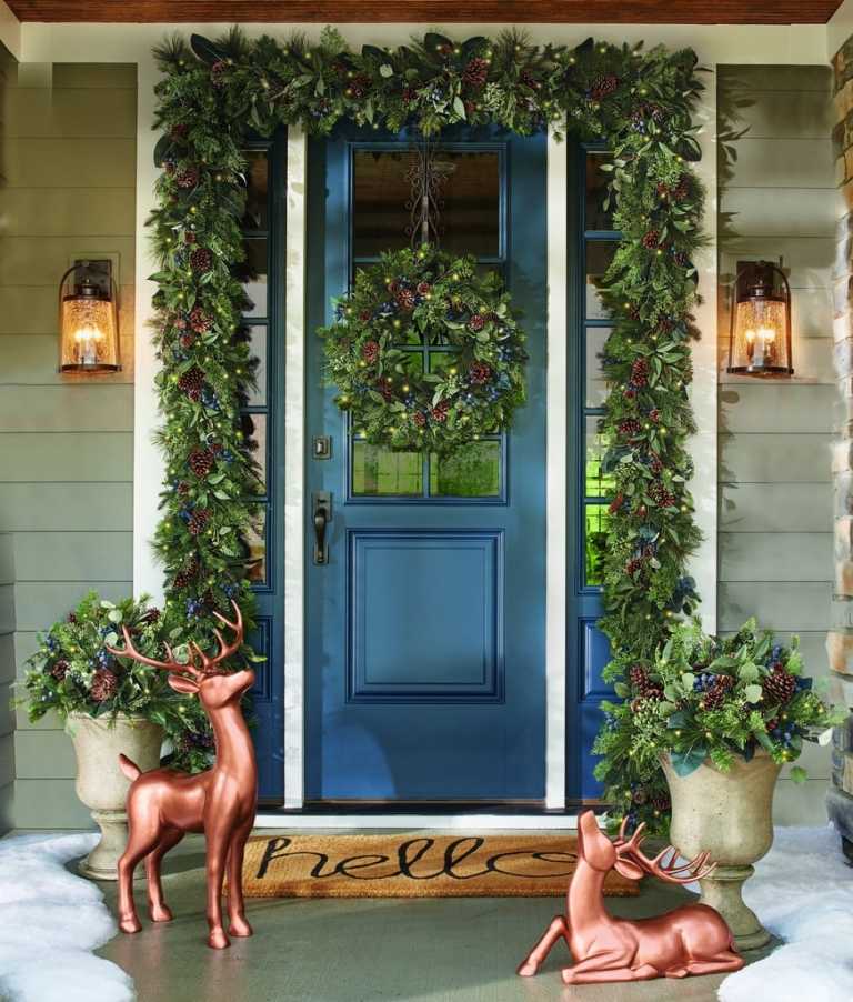 Vianočné úpravy vonku s čučoriedkami a šiškami a borovicovou zeleňou a vetvami stromov