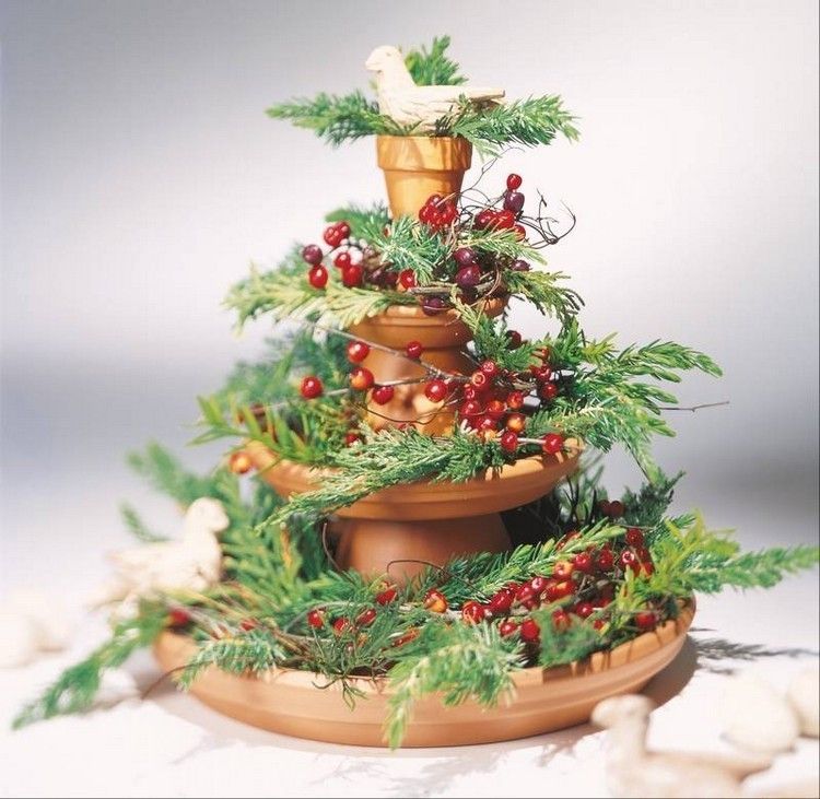Veža vyrobená z hlinených kvetináčov so vždyzelenými vetvami jedle adventná dekorácia-urob si sám-veža-hlinené-črepníkové-misky-jedľové-konáre-bobule