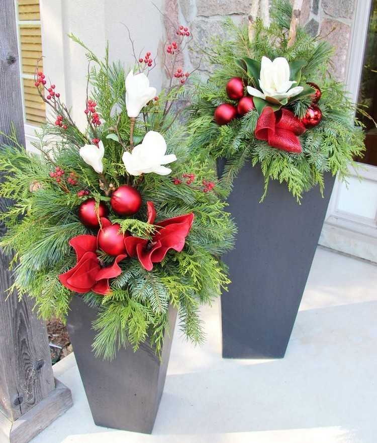 Aranžmány vo vysokých kadiach so zelenými a červenými guľami vianočného stromčeka Vyrobte si adventné dekorácie sami ihličnaté-vetvičky-vysoký-vedro-červené-akcenty-bobuľové gule