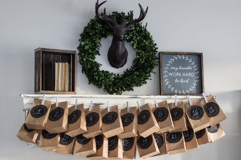 Vytvorte si vlastný adventný kalendár, papierové vrecúško a podložku pod poháre