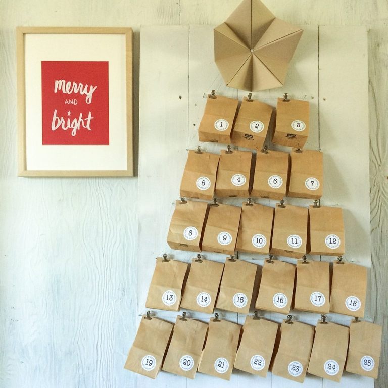 Ozdobte adventný kalendár samolepkami a zaveste vrecia s chlebom ako vianočný stromček