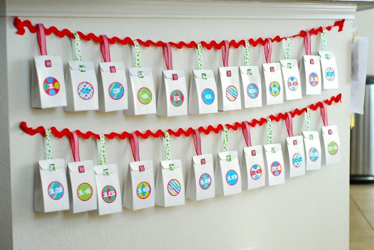 Vyrobte si nápady na farebné dekorácie na Vianoce do obývačky sami, ozdobte ozdobnými stužkami a vyrobte si farebné menovky sami