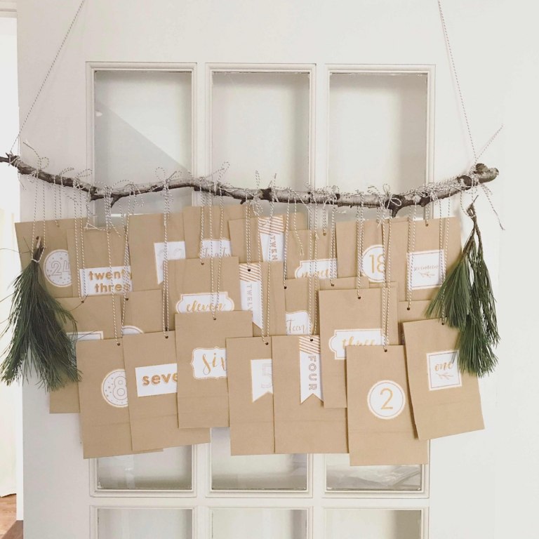 Remeselné nápady s taškami a vlastnoručne vyrobenými štítkami zavesenými na vetve stromu Pokyny