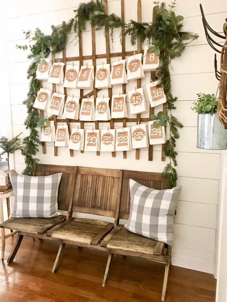 Vytvorte si vlastný adventný kalendár z papierových vreciek na chlieb a pripevnite ho na stenu