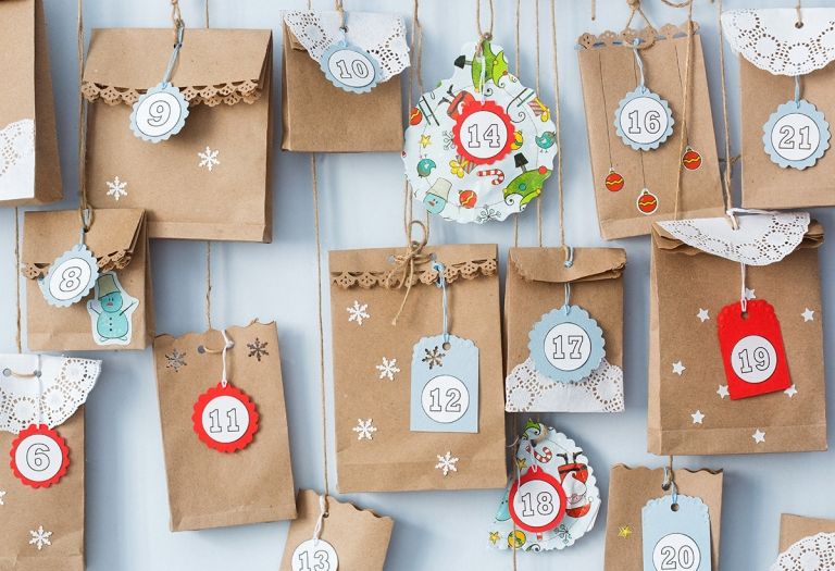Adventné kalendáre samy vyrábajú návody a nápady s vreckami na chlieb z hnedého papiera