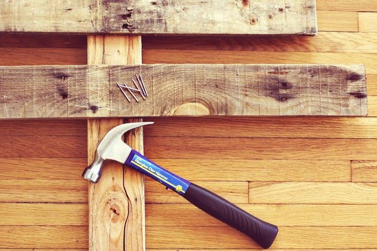 Zostavte drevené dosky s klincami a kladivom adventný kalendár-drevené-jedľové-stromové-dosky-spojené dohromady