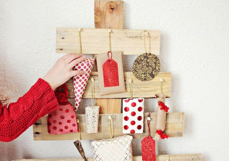 Zaveste darčekové tašky na vianočný stromček pomocou špendlíkov adventný kalendár-drevené-jedľové-špendlíky-tašky