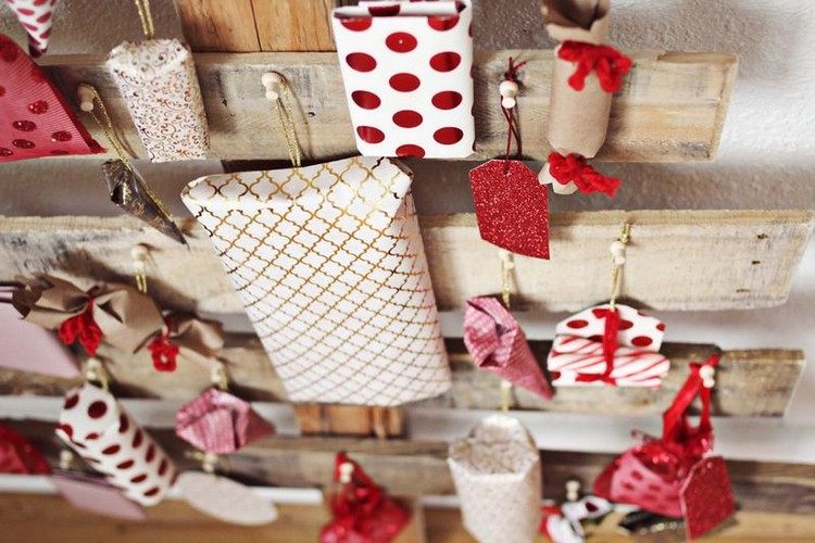 Malé darčeky pekne zabaľte a zaveste adventný kalendár-drevená-jedlička-malé-darčeky-krásne-balenie