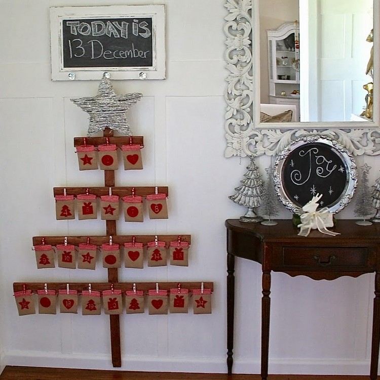 Zostavte vianočný stromček zo starých drevených dosiek adventné kalendáre-drotárstvo-jedľové-stromové-dosky-pribité-tašky
