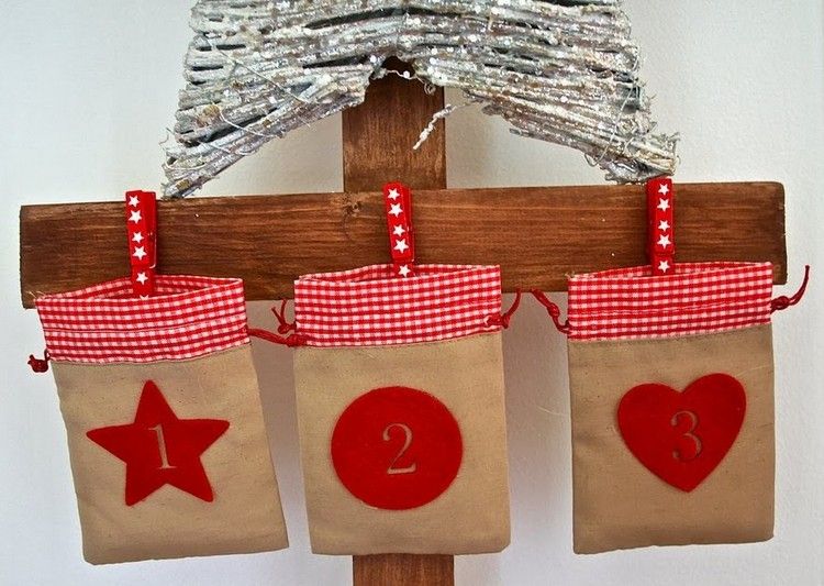 Vložte darčeky pre deti do malých vrecúšok adventný kalendár-drotár-jedľa-plsť-číslica-červená