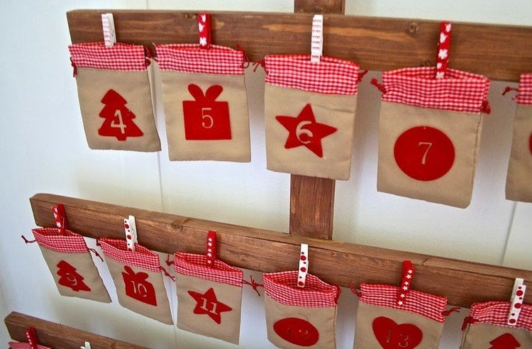 Malé darčekové tašky pripevnite ozdobnými štipcami na bielizeň adventný kalendár-drotár-jedľa-dosky-dekorácie-štipce na bielizeň-tašky
