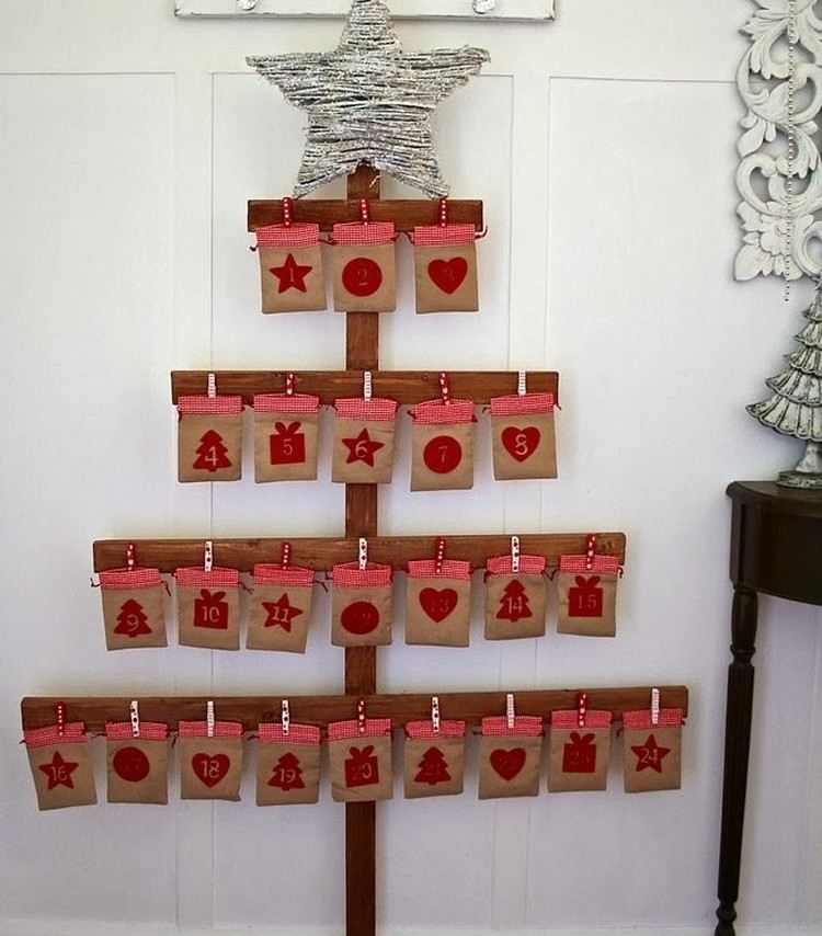 Rozložte darčekové tašky na štyri dosky Adventný kalendár vyrobený z dreva-ručné práce-jedľa-dosky-vrecia-tašky